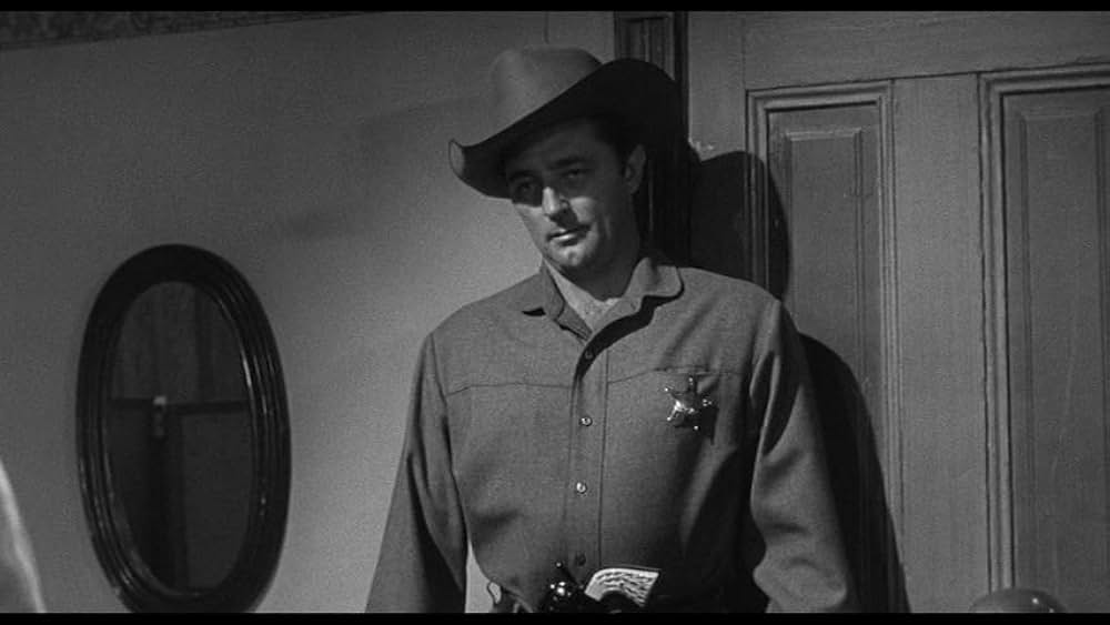 街中の拳銃に狙われる男の画像