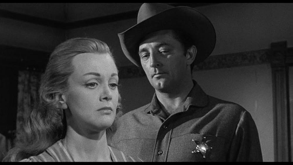 街中の拳銃に狙われる男の画像