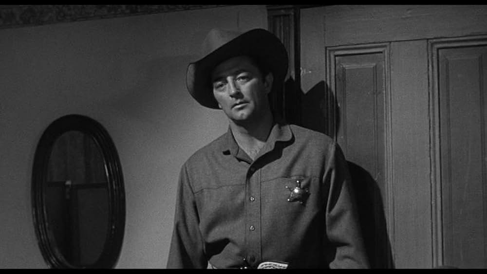 街中の拳銃に狙われる男の画像