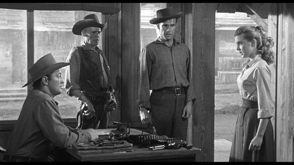 街中の拳銃に狙われる男の画像