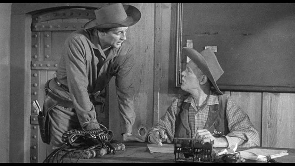 街中の拳銃に狙われる男の画像