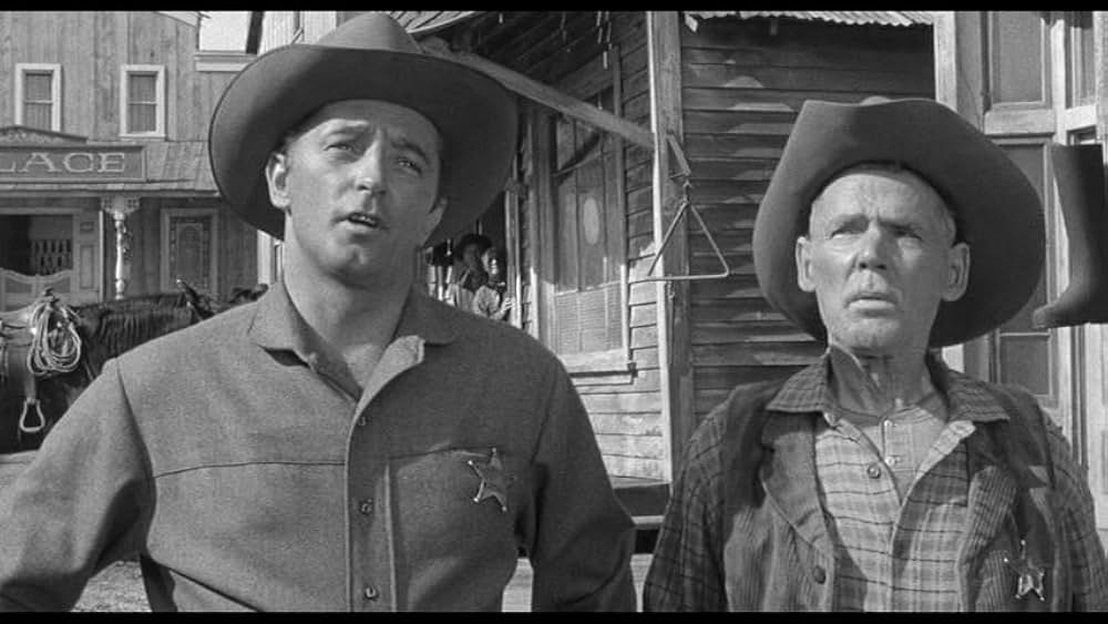 街中の拳銃に狙われる男の画像