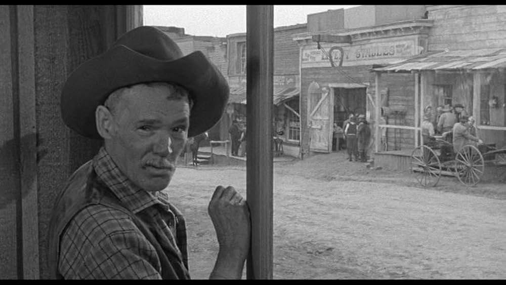 街中の拳銃に狙われる男の画像