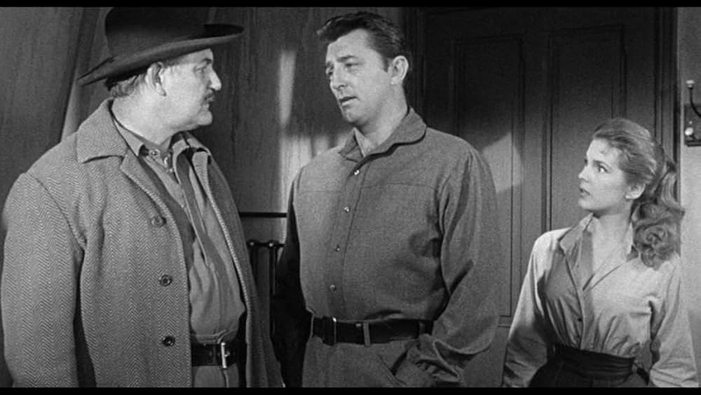 街中の拳銃に狙われる男の画像