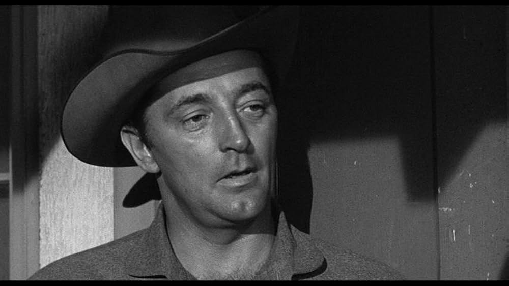 街中の拳銃に狙われる男の画像