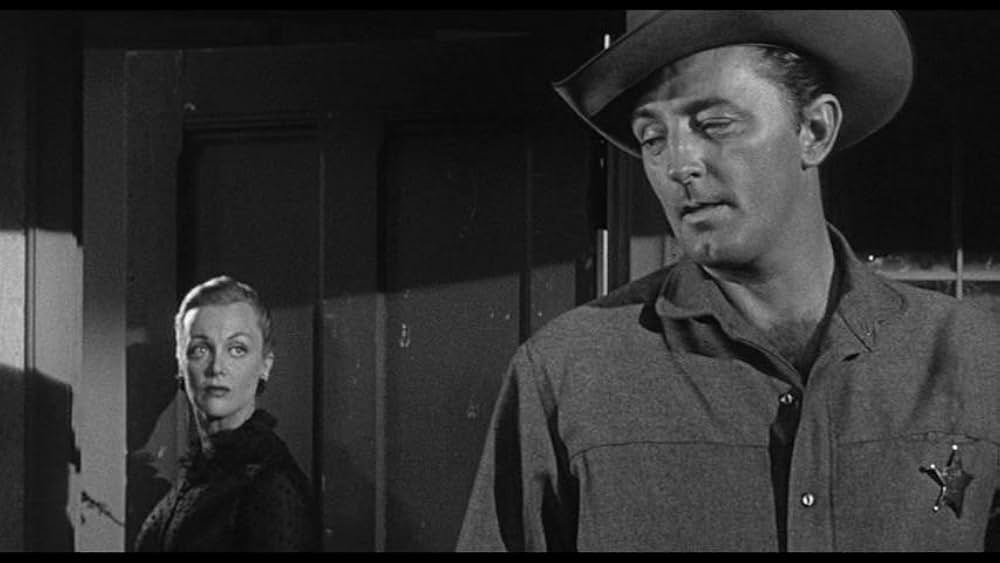 街中の拳銃に狙われる男の画像