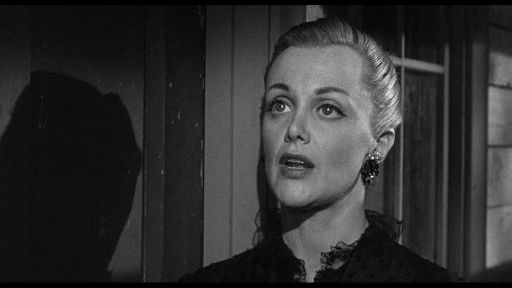 街中の拳銃に狙われる男の画像