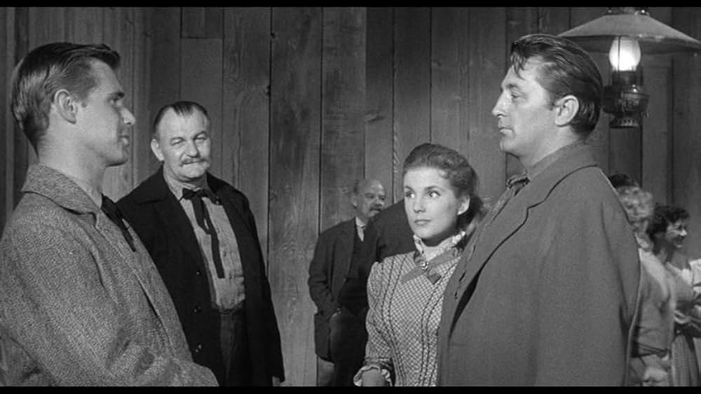 街中の拳銃に狙われる男の画像