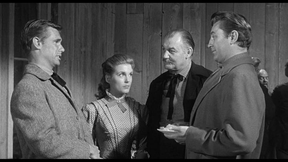 街中の拳銃に狙われる男の画像