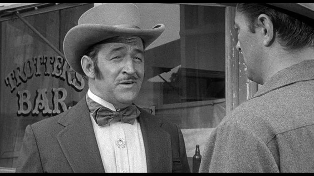 街中の拳銃に狙われる男の画像