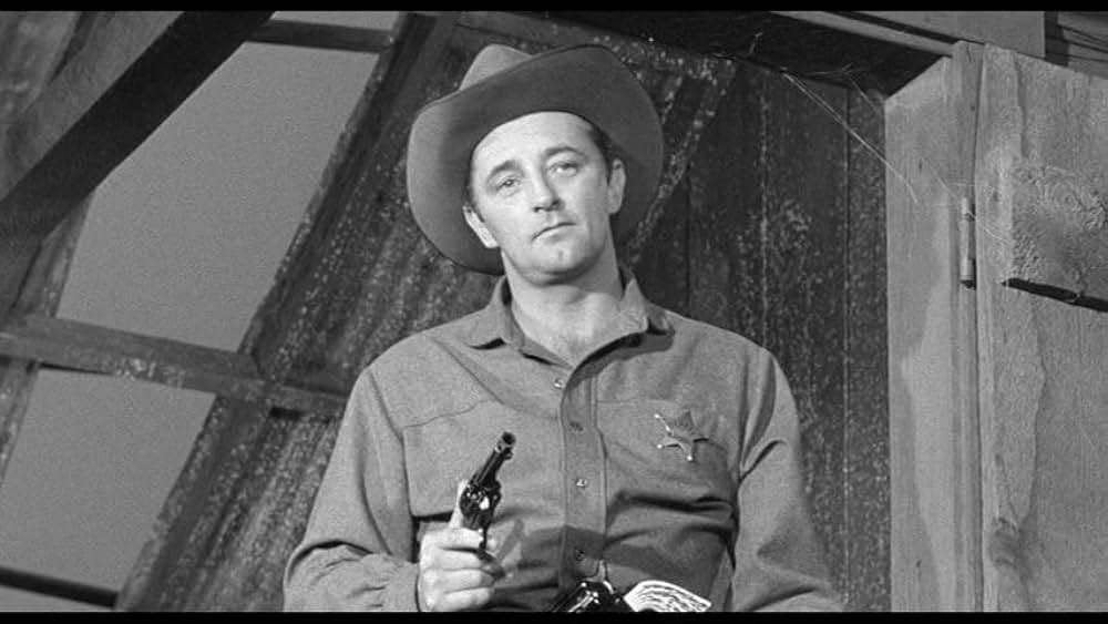 街中の拳銃に狙われる男の画像