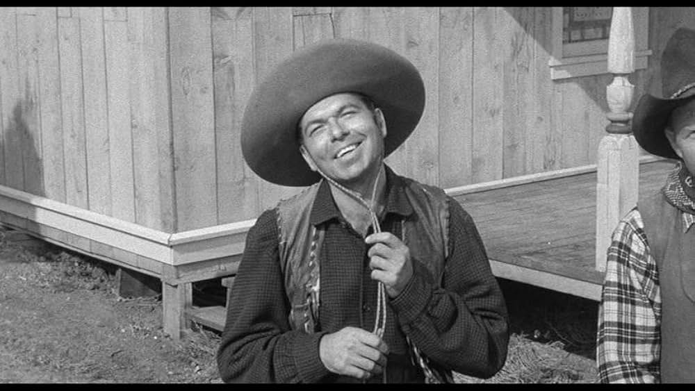 街中の拳銃に狙われる男の画像