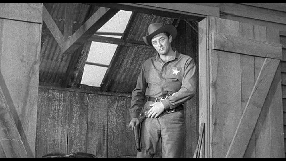 街中の拳銃に狙われる男の画像