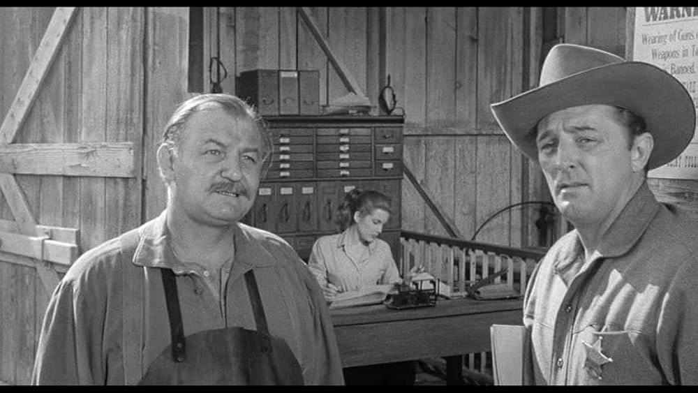 街中の拳銃に狙われる男の画像