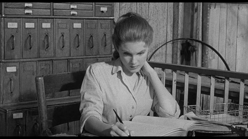 街中の拳銃に狙われる男の画像