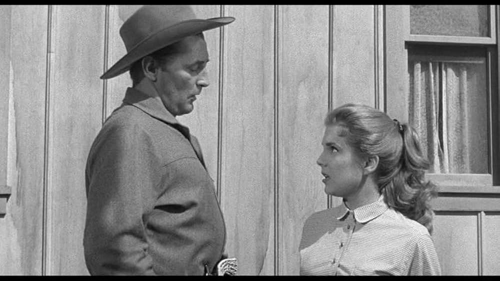 街中の拳銃に狙われる男の画像