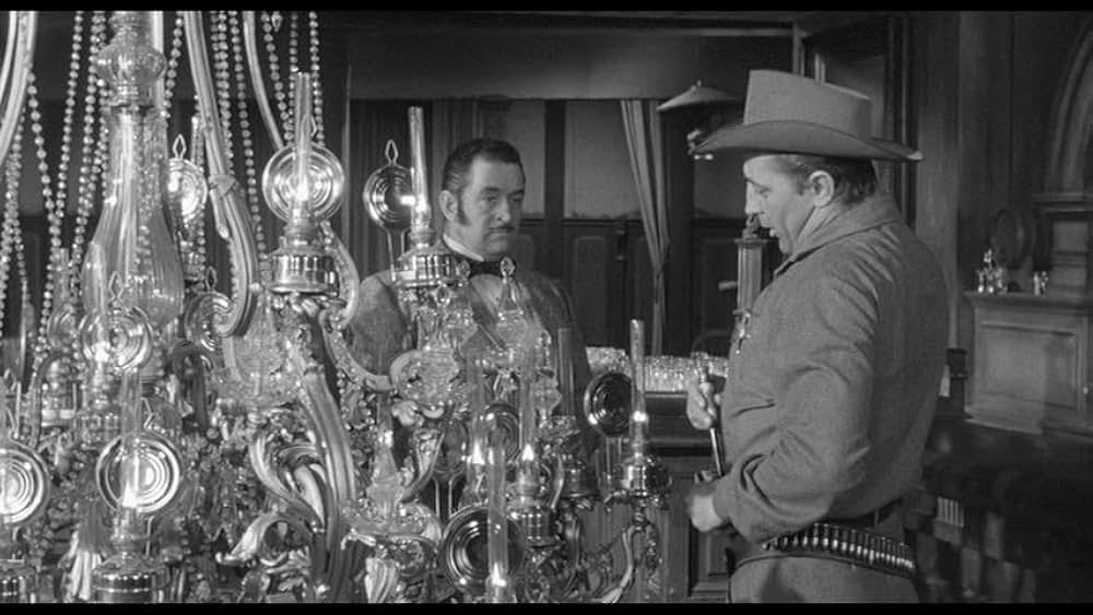 街中の拳銃に狙われる男の画像