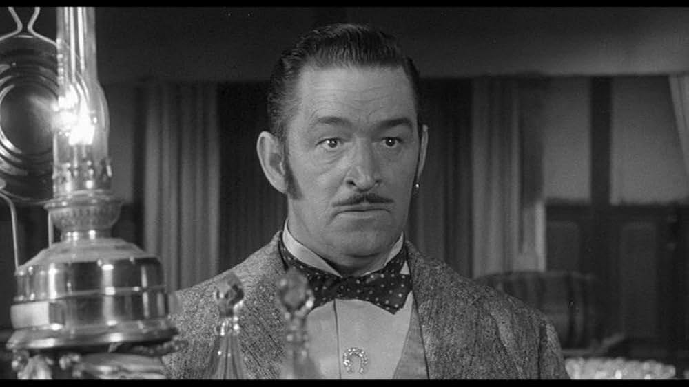 街中の拳銃に狙われる男の画像