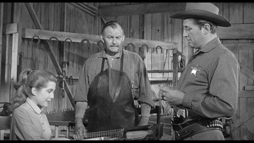 街中の拳銃に狙われる男の画像