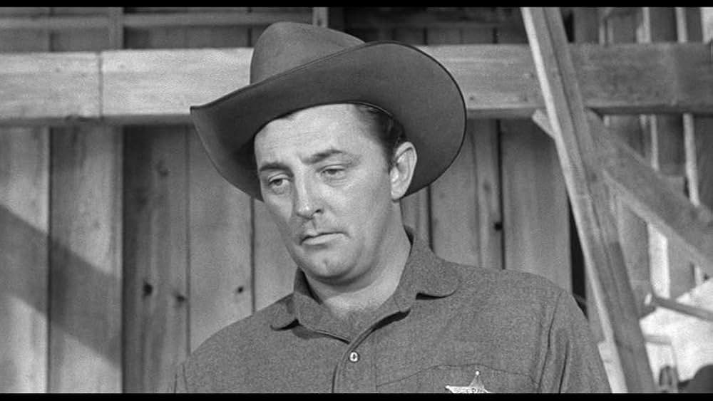 街中の拳銃に狙われる男の画像