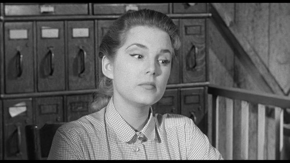 街中の拳銃に狙われる男の画像