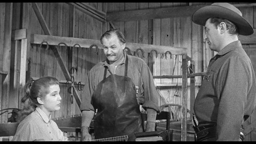 街中の拳銃に狙われる男の画像