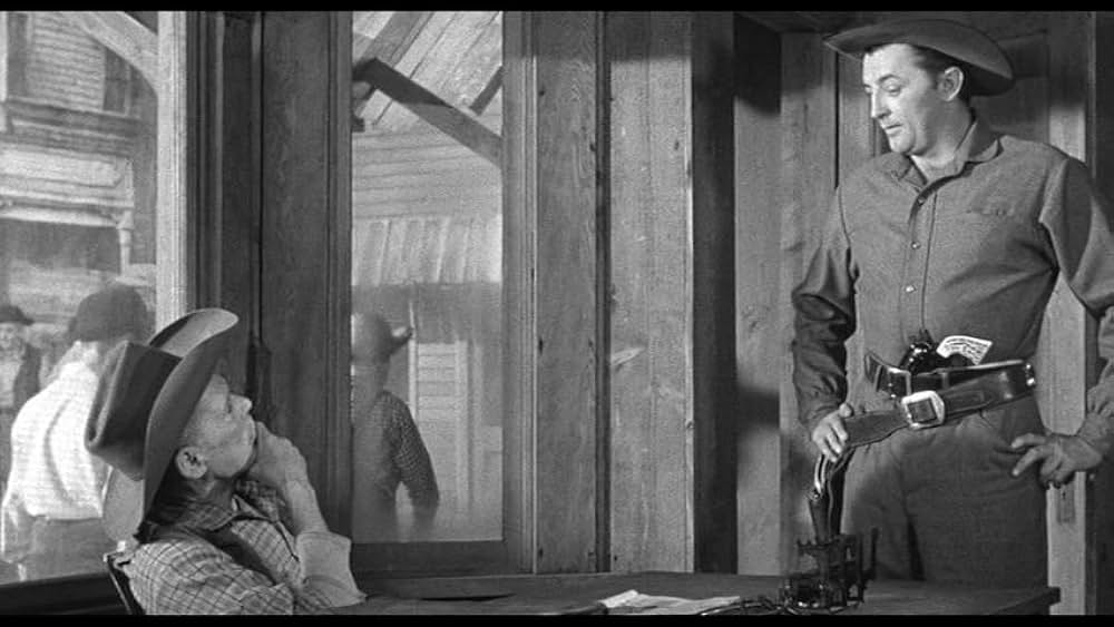 街中の拳銃に狙われる男の画像