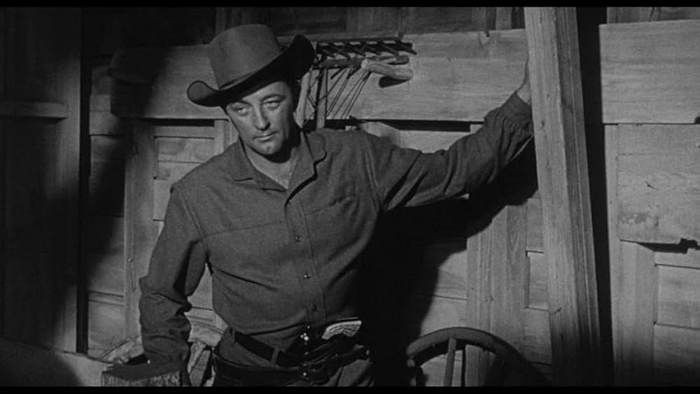 街中の拳銃に狙われる男の画像