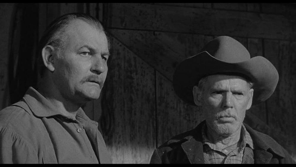 街中の拳銃に狙われる男の画像