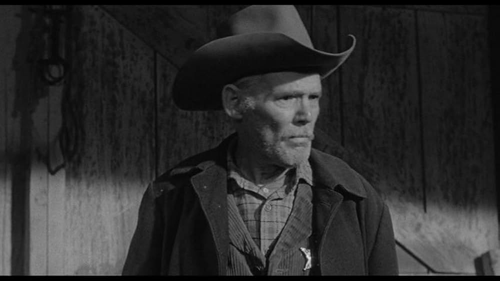 街中の拳銃に狙われる男の画像