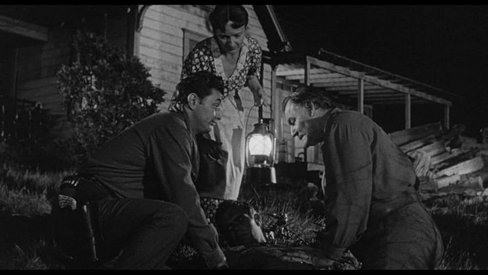 街中の拳銃に狙われる男の画像