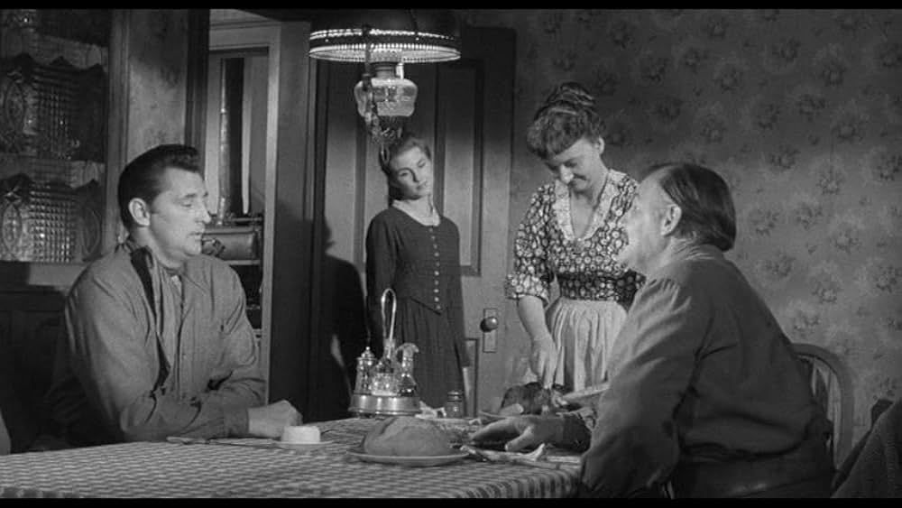 街中の拳銃に狙われる男の画像