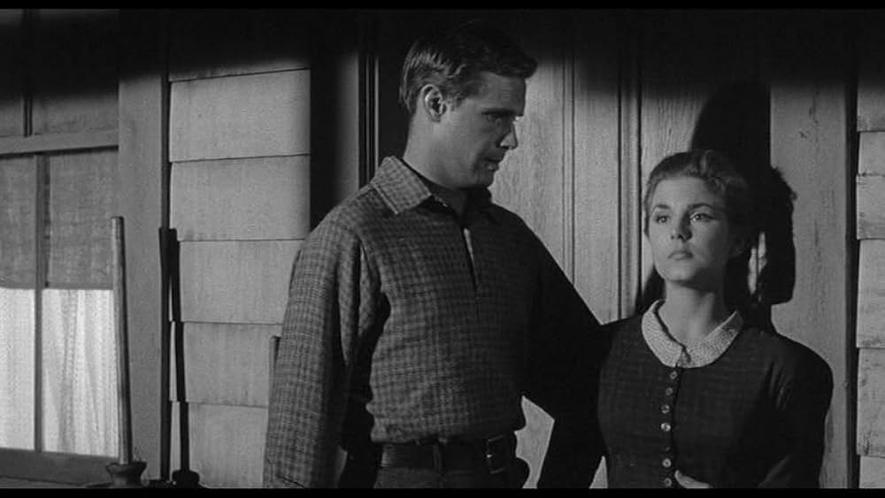 街中の拳銃に狙われる男の画像