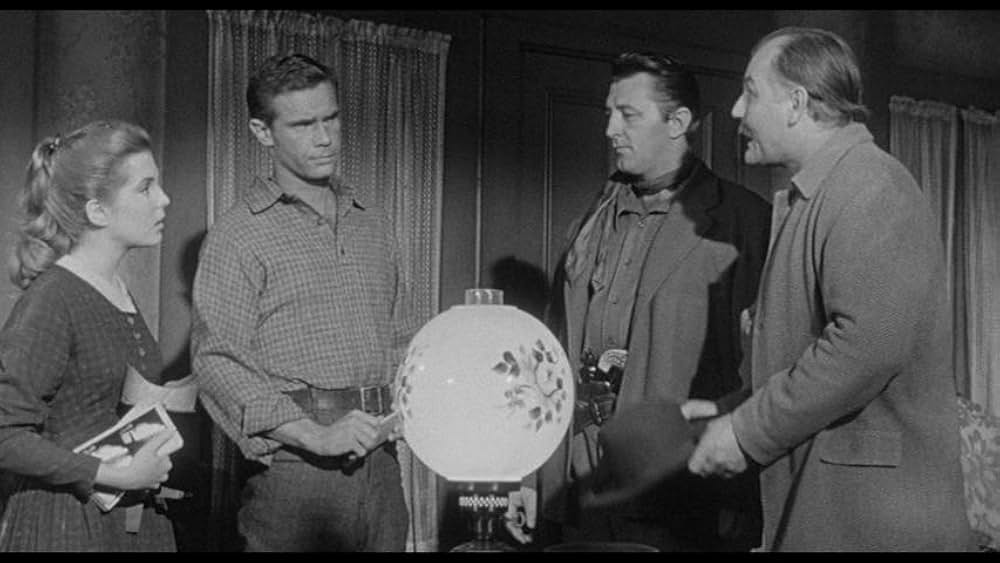 街中の拳銃に狙われる男の画像