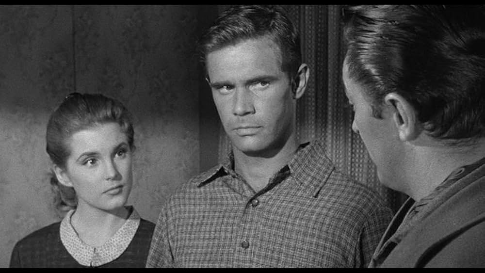 街中の拳銃に狙われる男の画像