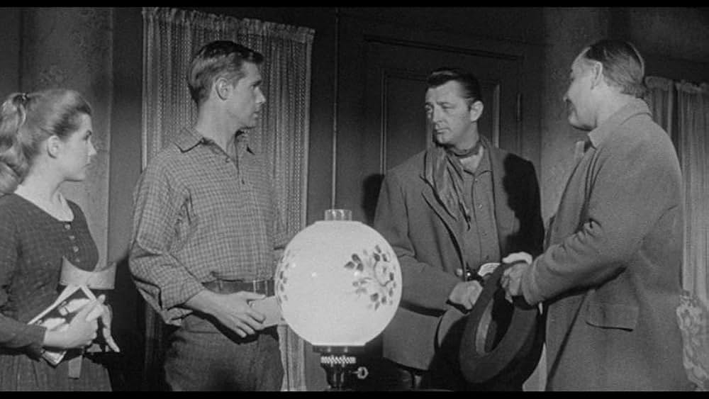 街中の拳銃に狙われる男の画像