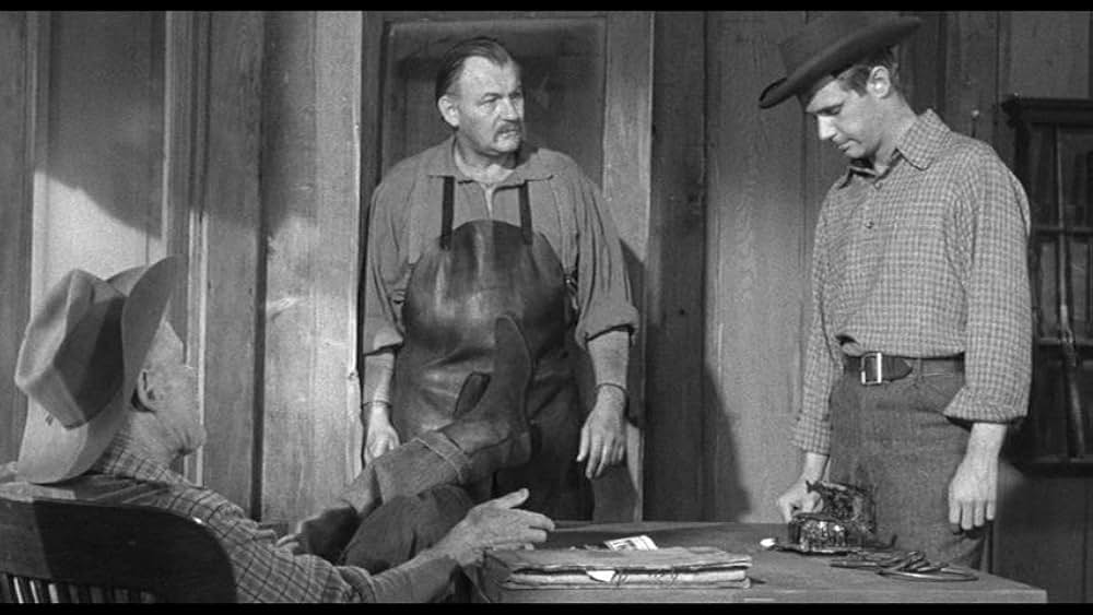 街中の拳銃に狙われる男の画像