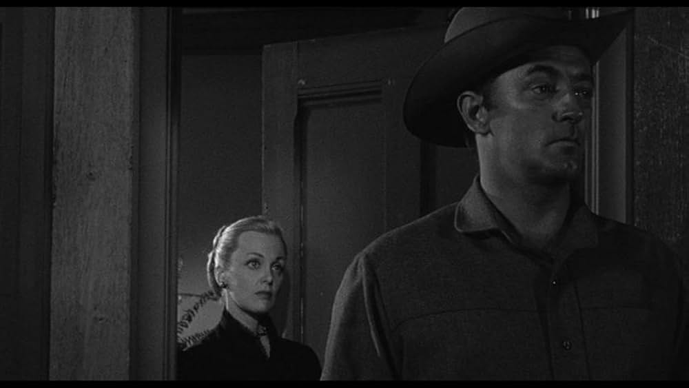 街中の拳銃に狙われる男の画像