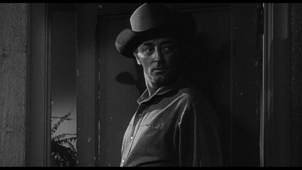 街中の拳銃に狙われる男の画像