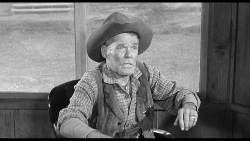 街中の拳銃に狙われる男の画像