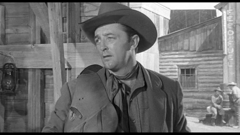 街中の拳銃に狙われる男の画像