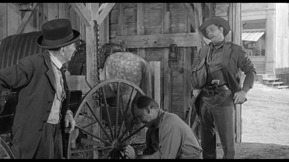 街中の拳銃に狙われる男の画像