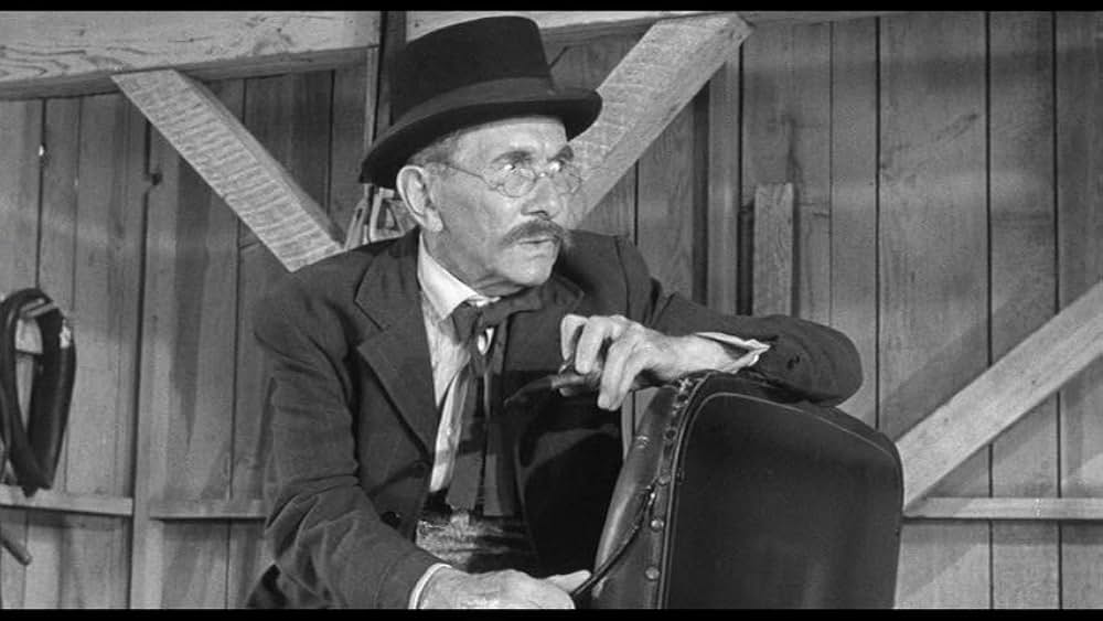 街中の拳銃に狙われる男の画像