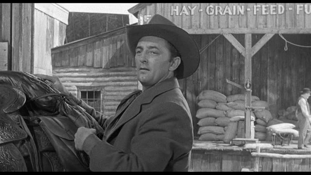 街中の拳銃に狙われる男の画像