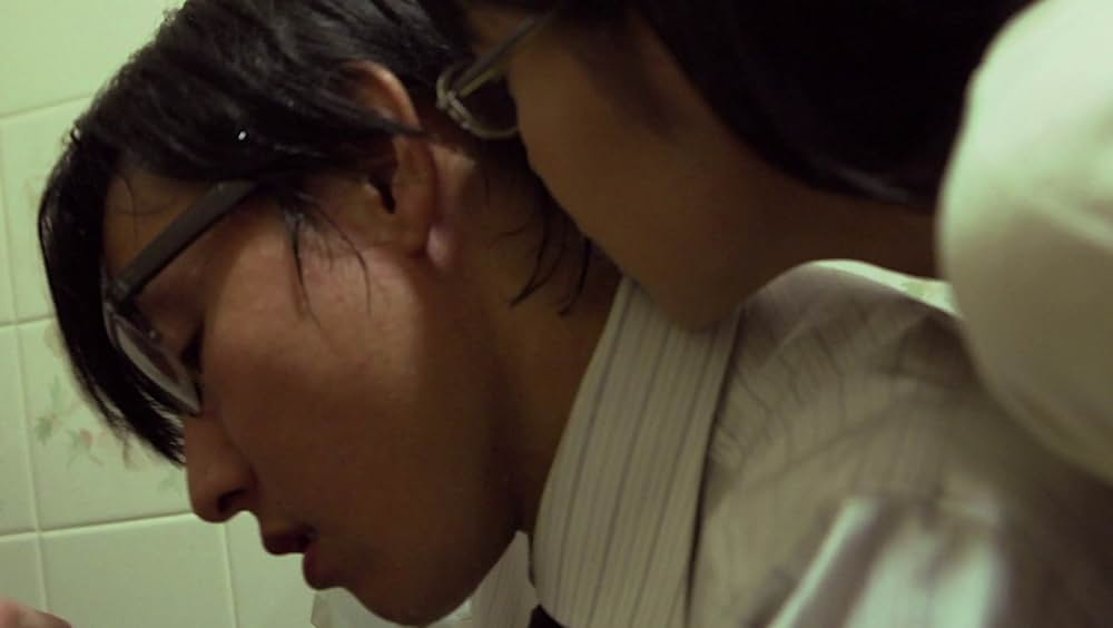 汗ばむ美乳妻 夫に背いた昼下がりの画像