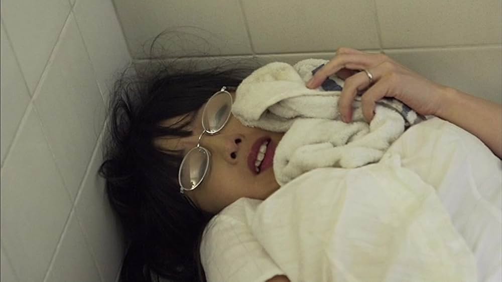 汗ばむ美乳妻 夫に背いた昼下がりの画像