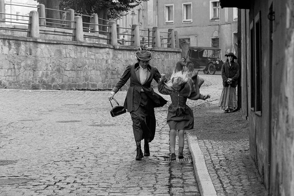 ガール・ウィズ・ニードルの画像