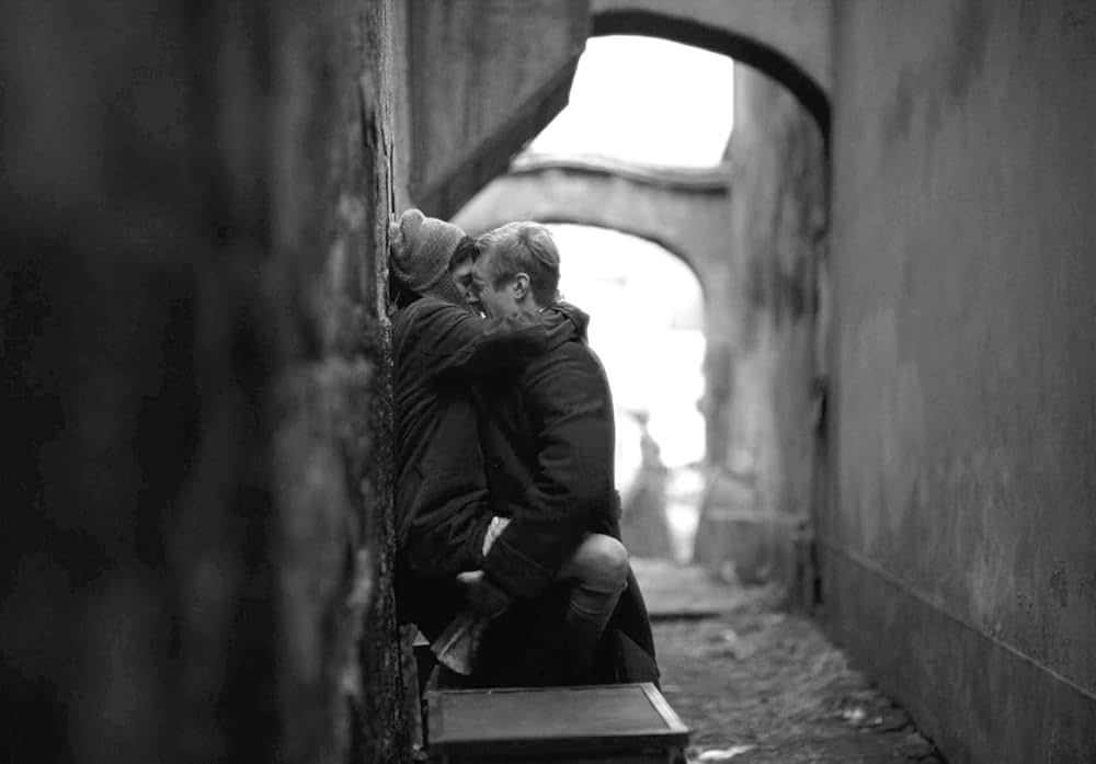 ガール・ウィズ・ニードルの画像