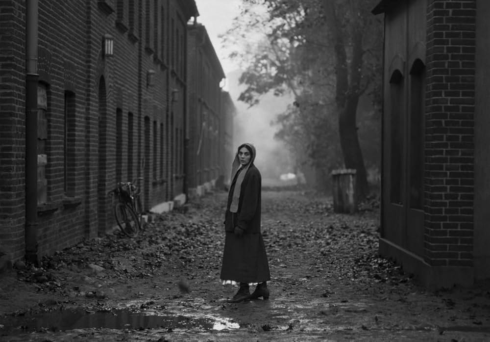 ガール・ウィズ・ニードルの画像