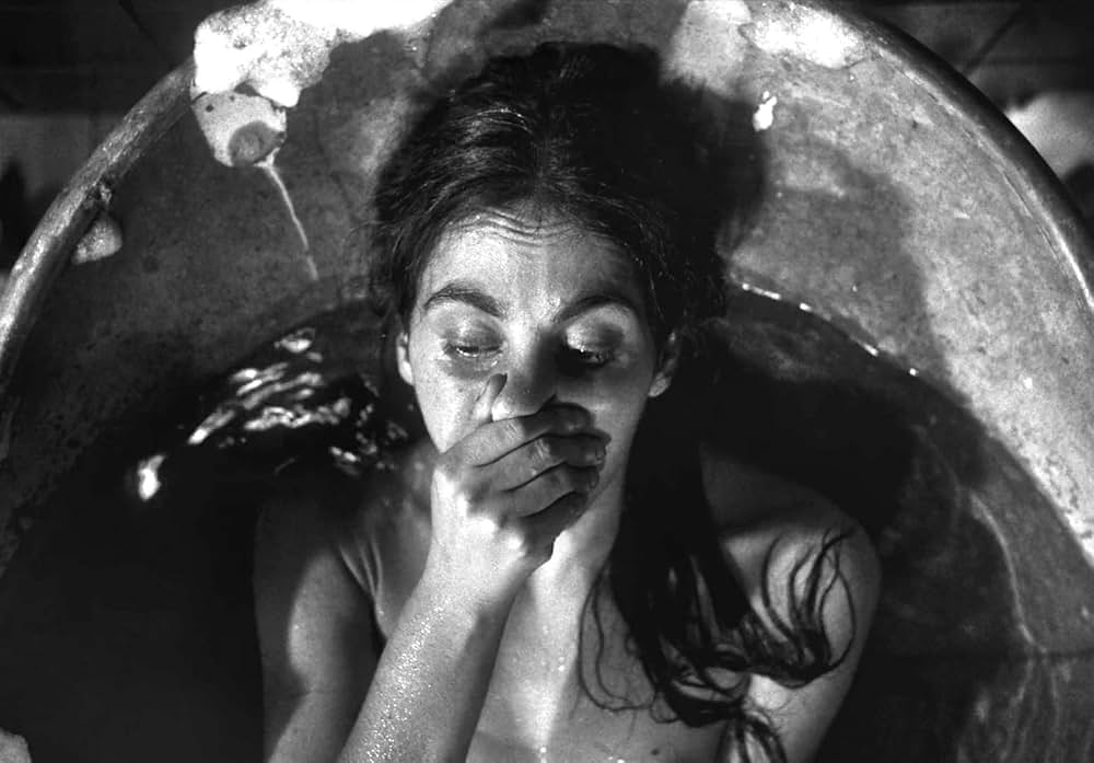 ガール・ウィズ・ニードルの画像